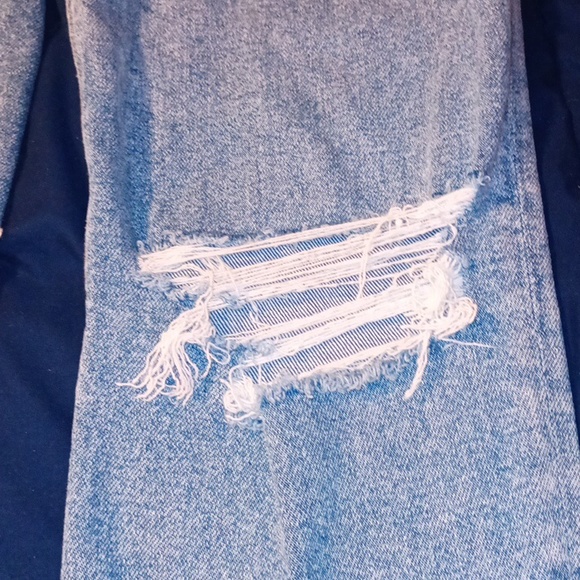 American eagle distressed size 2 regular jeans. - Picture 4 of 6